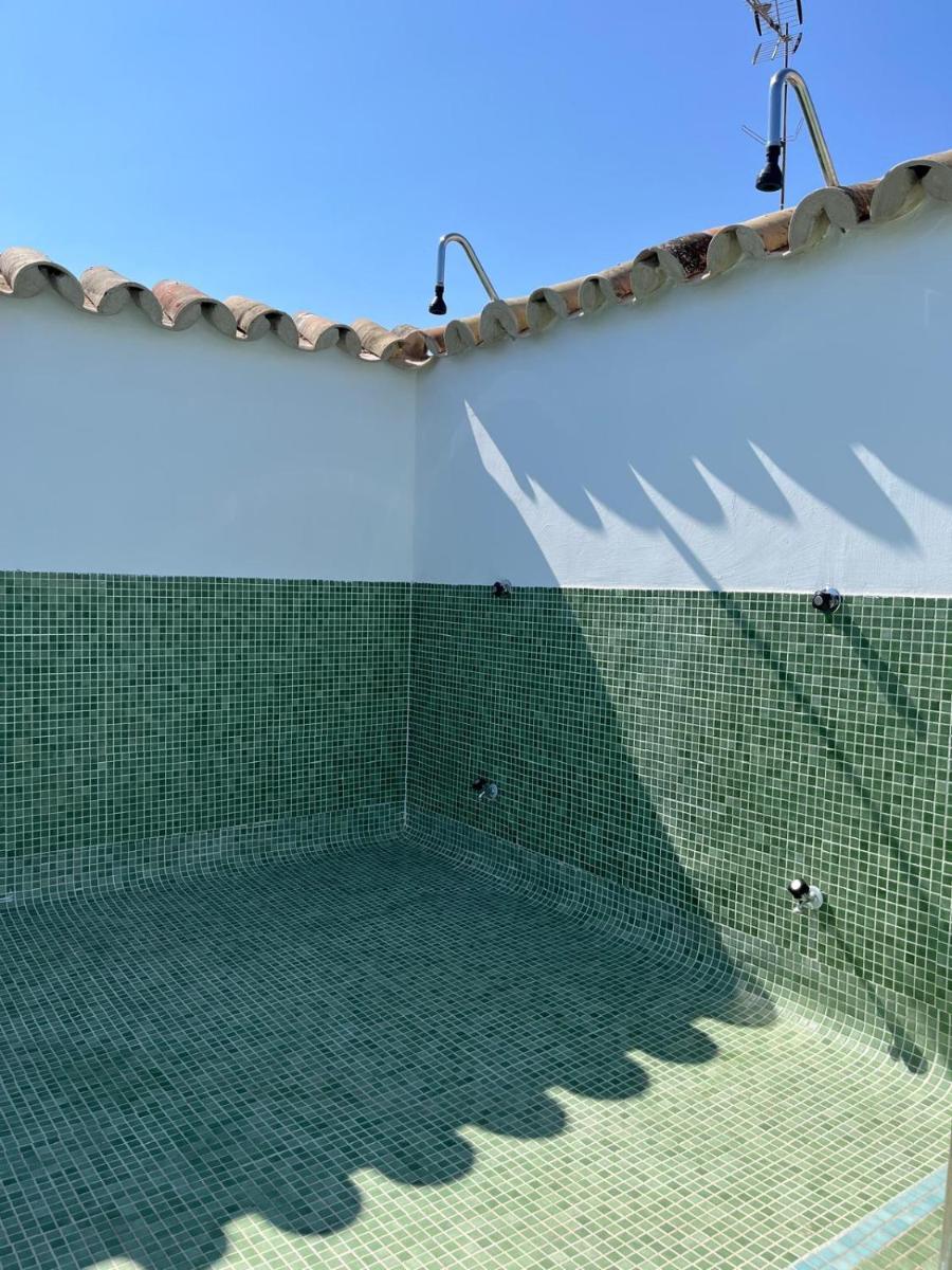 Un baño con una pared de azulejos verdes y una ducha. en Soho Boutique Capuchinos & Spa, en Córdoba