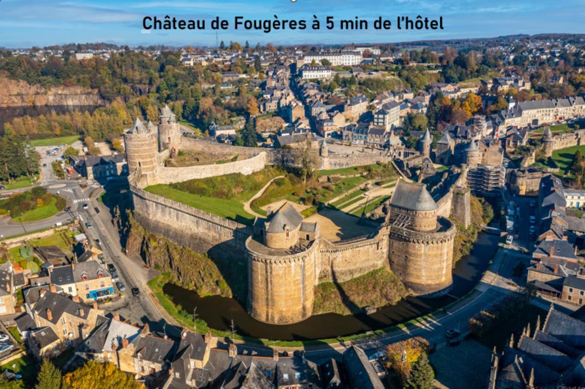 Vue générale sur Lécousse ou vue de la ville depuis l'hôtel