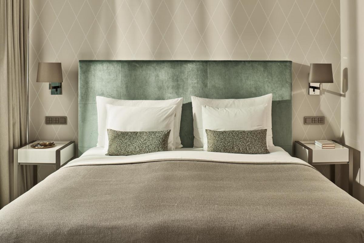 Ein Bett oder Betten in einem Zimmer der Unterkunft The Fontenay Hamburg