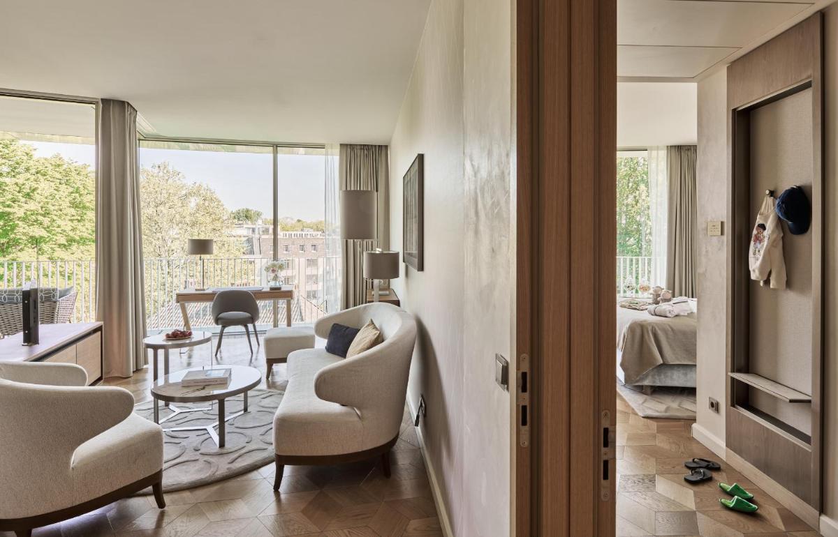 Ein Sitzbereich in der Unterkunft The Fontenay Hamburg