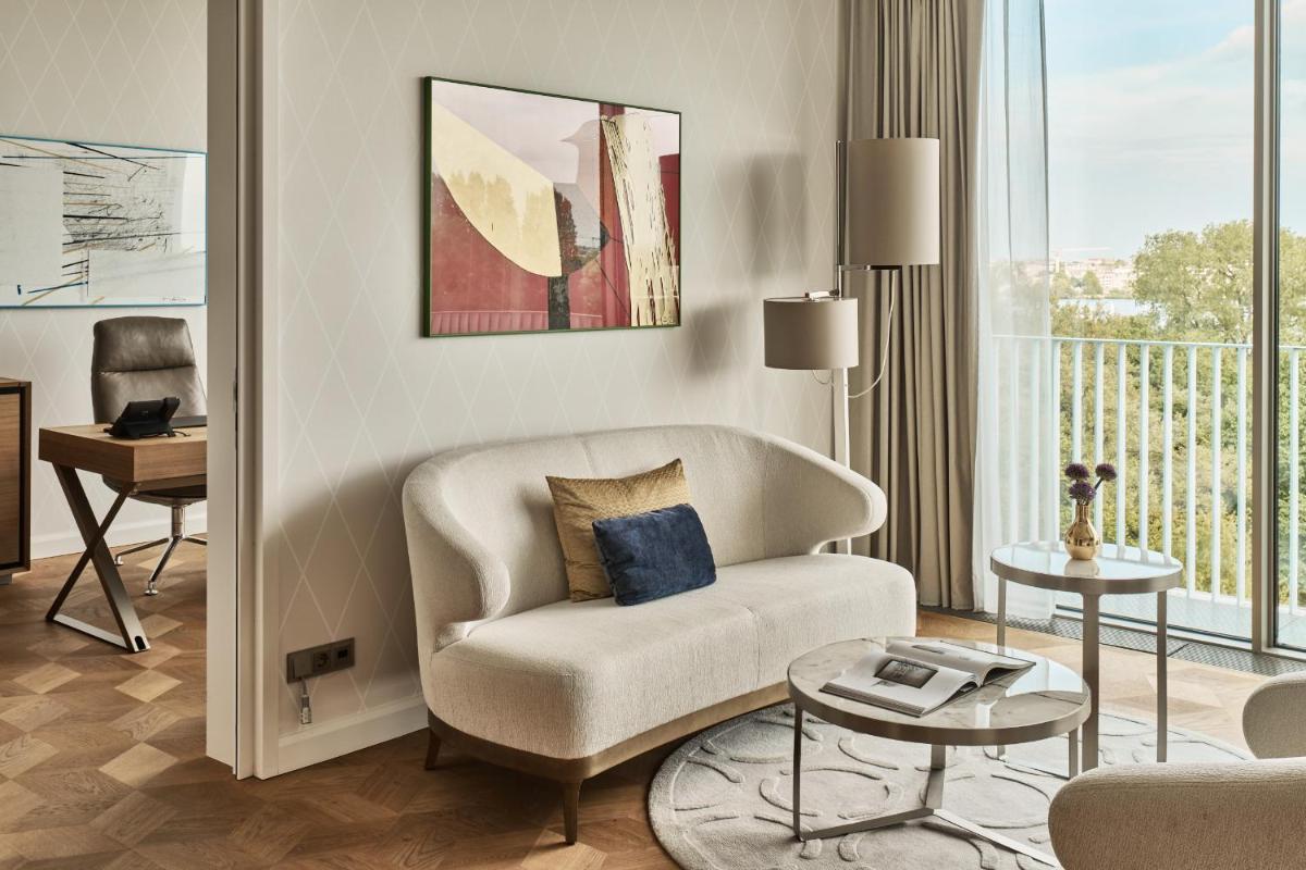 Ein Sitzbereich in der Unterkunft The Fontenay Hamburg