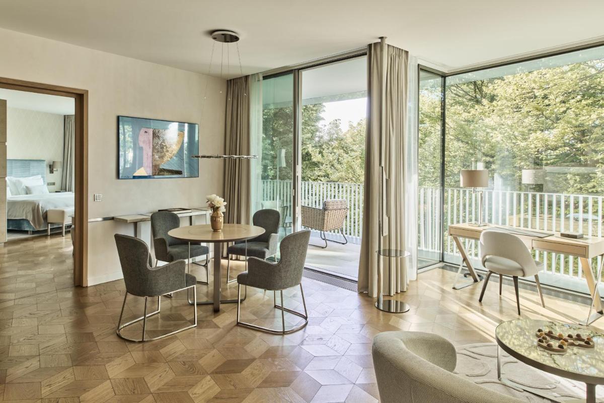 Ein Sitzbereich in der Unterkunft The Fontenay Hamburg