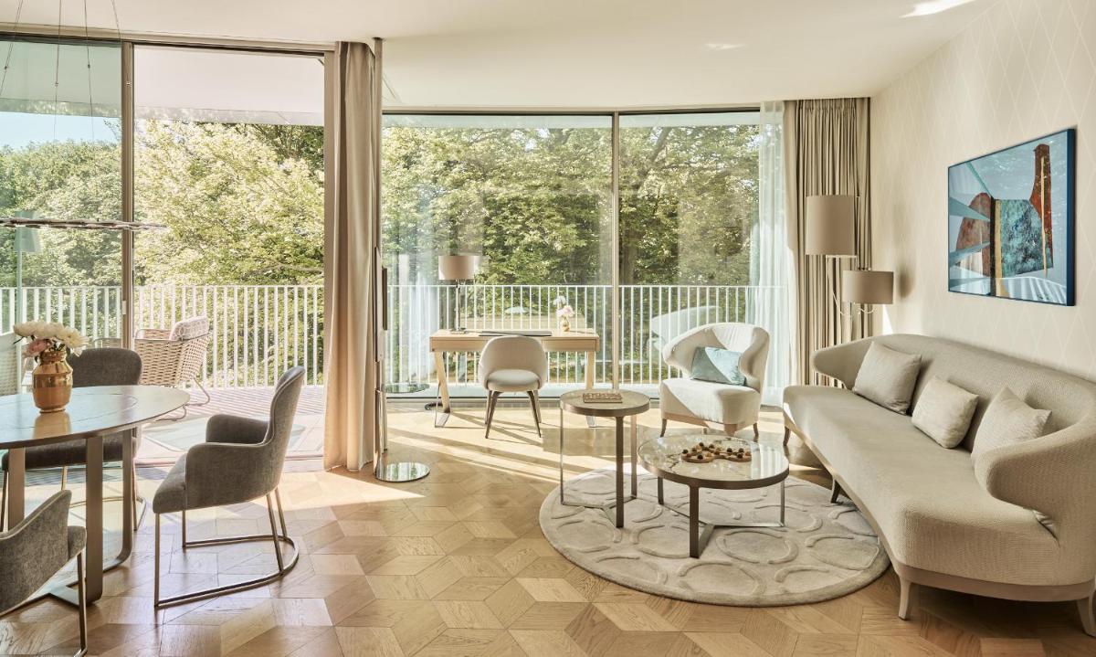 Ein Sitzbereich in der Unterkunft The Fontenay Hamburg Ein Sitzbereich in der Unterkunft The Fontenay Hamburg