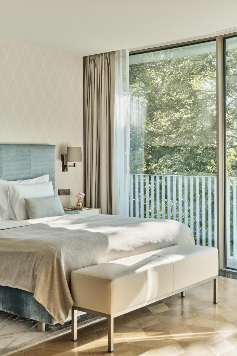 Ein Bett oder Betten in einem Zimmer der Unterkunft The Fontenay Hamburg