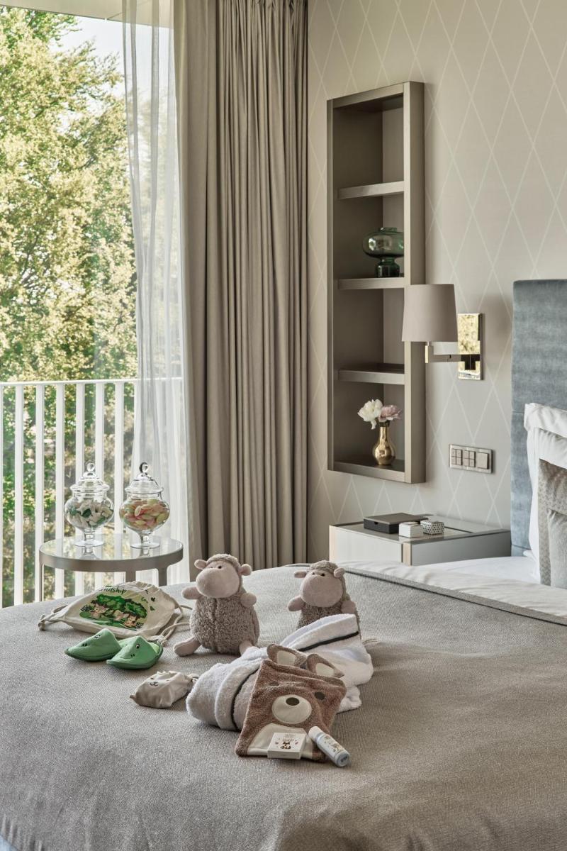 ein Schlafzimmer mit einem Bett mit Teddybären darauf in der Unterkunft The Fontenay Hamburg in Hamburg ein Schlafzimmer mit einem Bett mit Teddybären darauf in der Unterkunft The Fontenay Hamburg in Hamburg