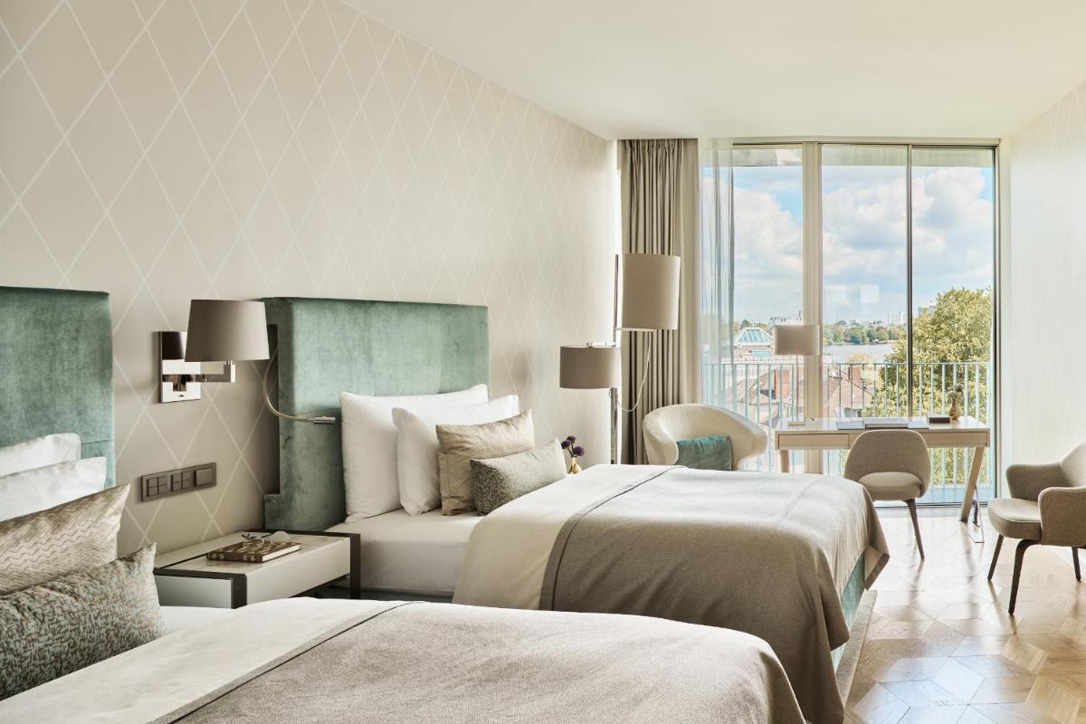 Ein Bett oder Betten in einem Zimmer der Unterkunft The Fontenay Hamburg