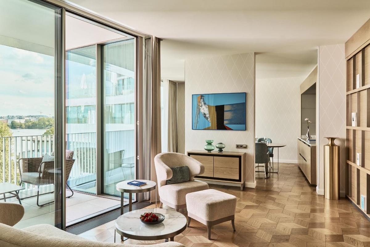 Ein Sitzbereich in der Unterkunft The Fontenay Hamburg Ein Sitzbereich in der Unterkunft The Fontenay Hamburg