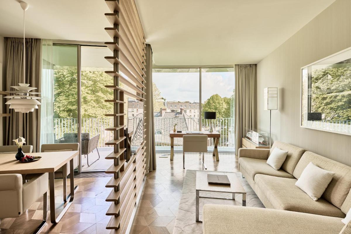 Ein Sitzbereich in der Unterkunft The Fontenay Hamburg Ein Sitzbereich in der Unterkunft The Fontenay Hamburg