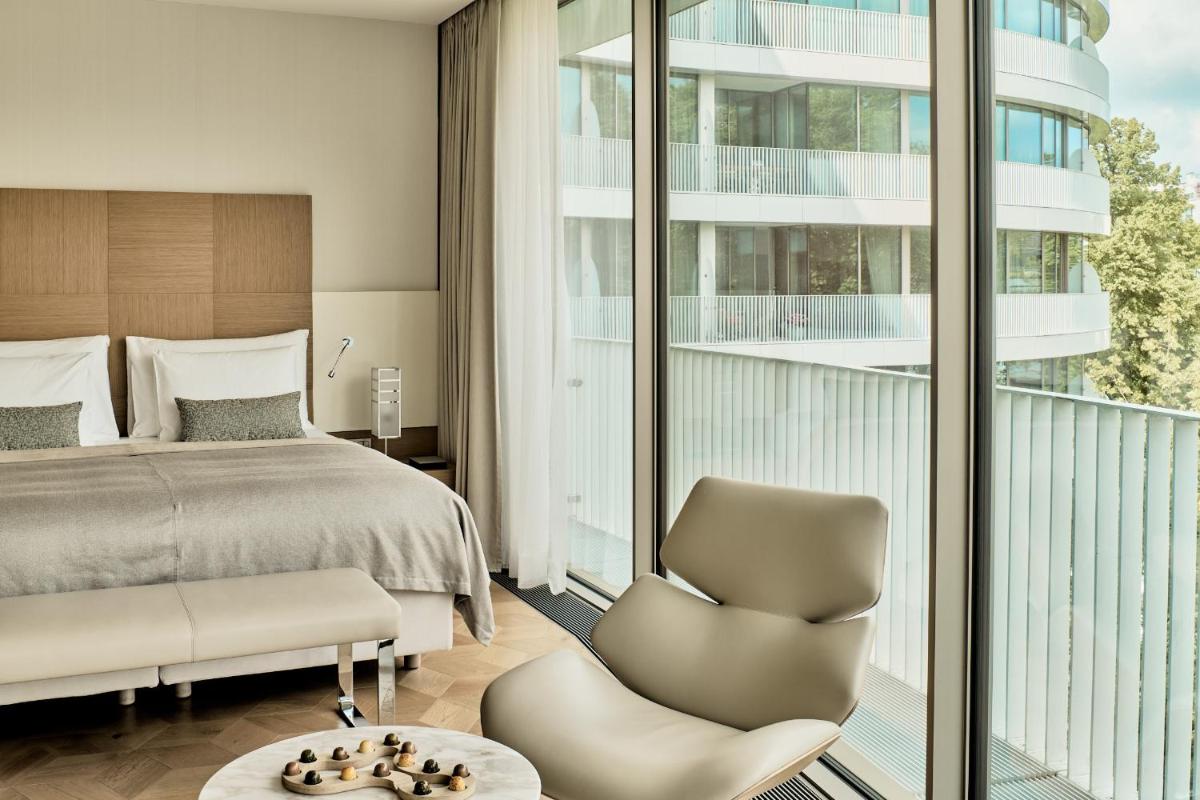 Ein Bett oder Betten in einem Zimmer der Unterkunft The Fontenay Hamburg