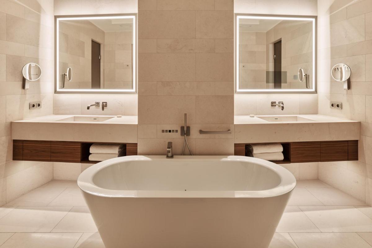 Ein Badezimmer in der Unterkunft The Fontenay Hamburg