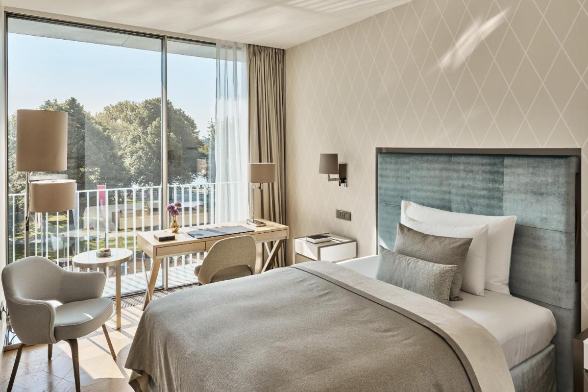 Ein Bett oder Betten in einem Zimmer der Unterkunft The Fontenay Hamburg