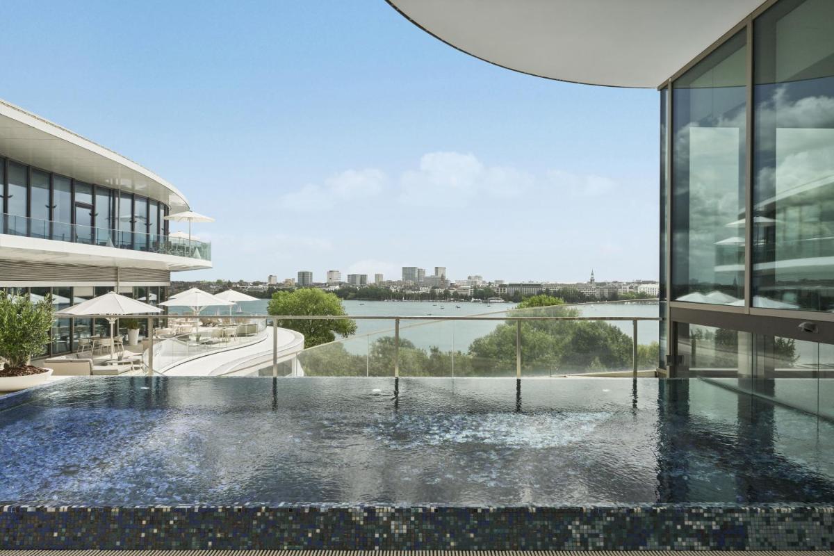 Ein Balkon oder eine Terrasse in der Unterkunft The Fontenay Hamburg Ein Balkon oder eine Terrasse in der Unterkunft The Fontenay Hamburg