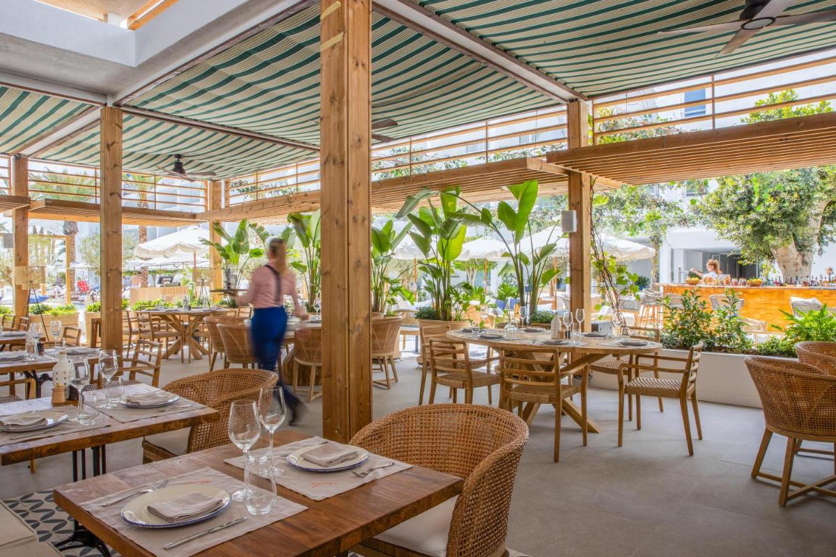 Un restaurante o sitio para comer en METT Marbella Estepona
