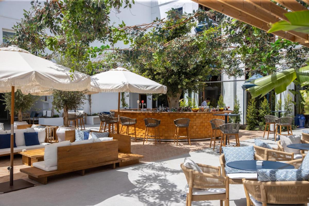 Un restaurante o sitio para comer en METT Marbella Estepona