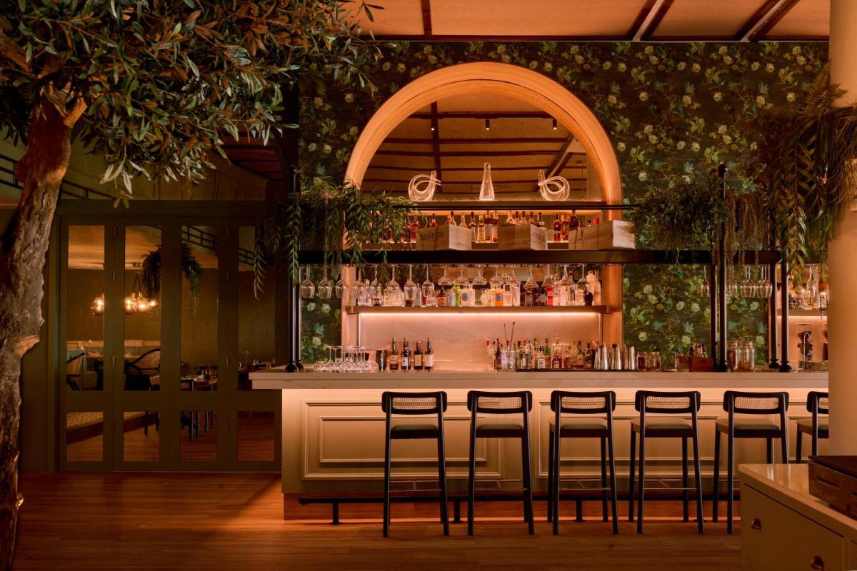 El salón o zona de bar de METT Marbella Estepona