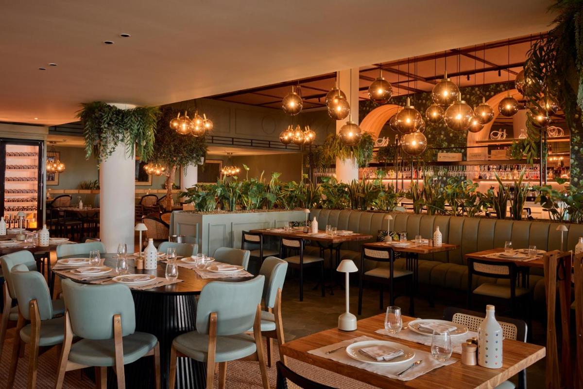 Un restaurante o sitio para comer en METT Marbella Estepona