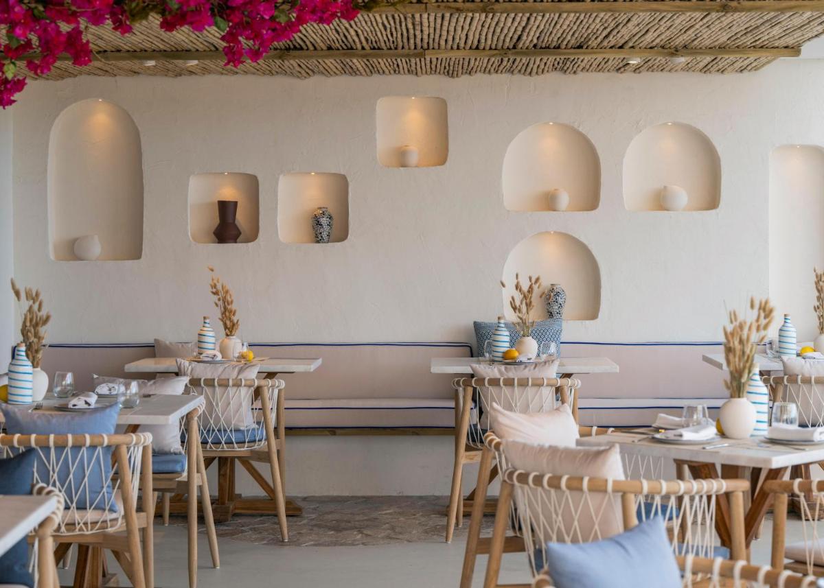 Un restaurante o sitio para comer en METT Marbella Estepona