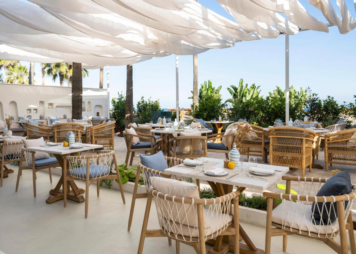 Un restaurante o sitio para comer en METT Marbella Estepona