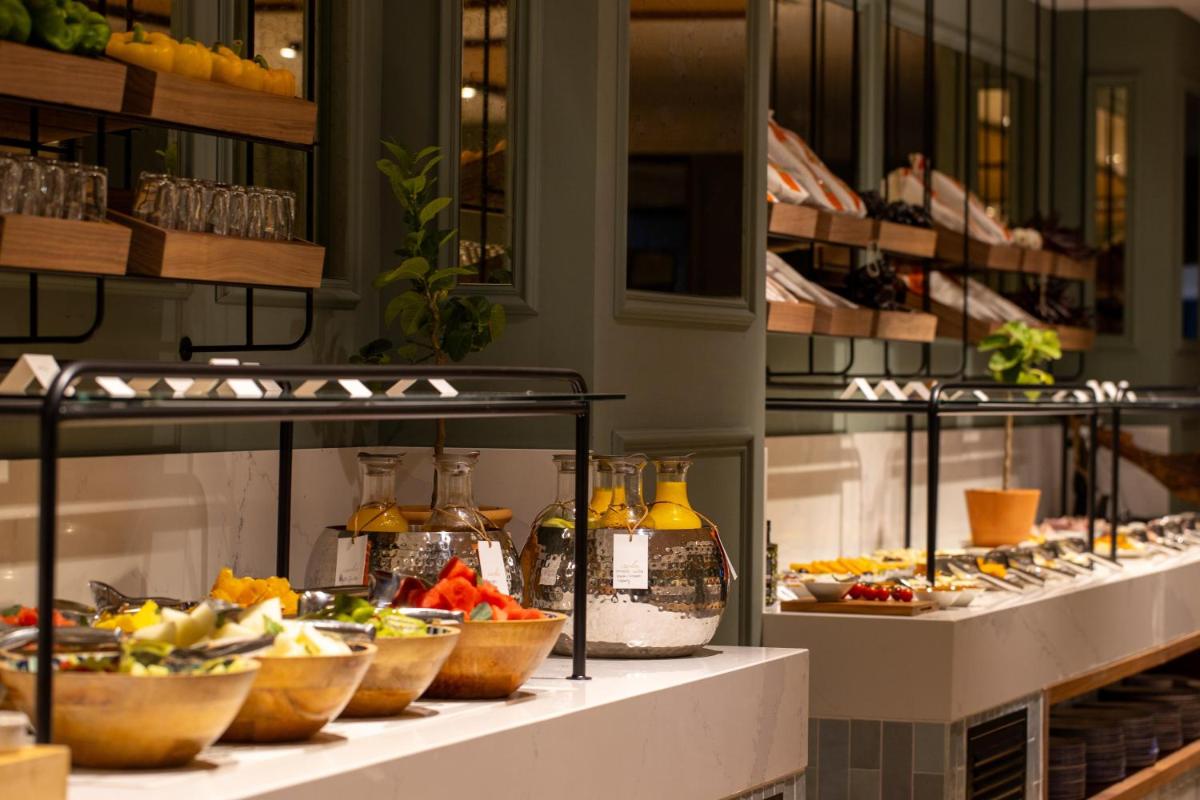Comida en o cerca de este hotel