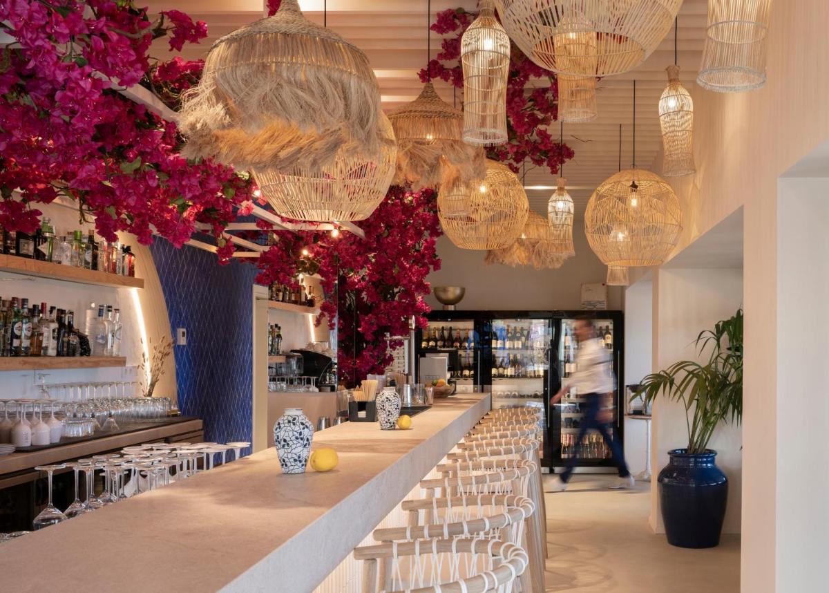 Un restaurante o sitio para comer en METT Marbella Estepona
