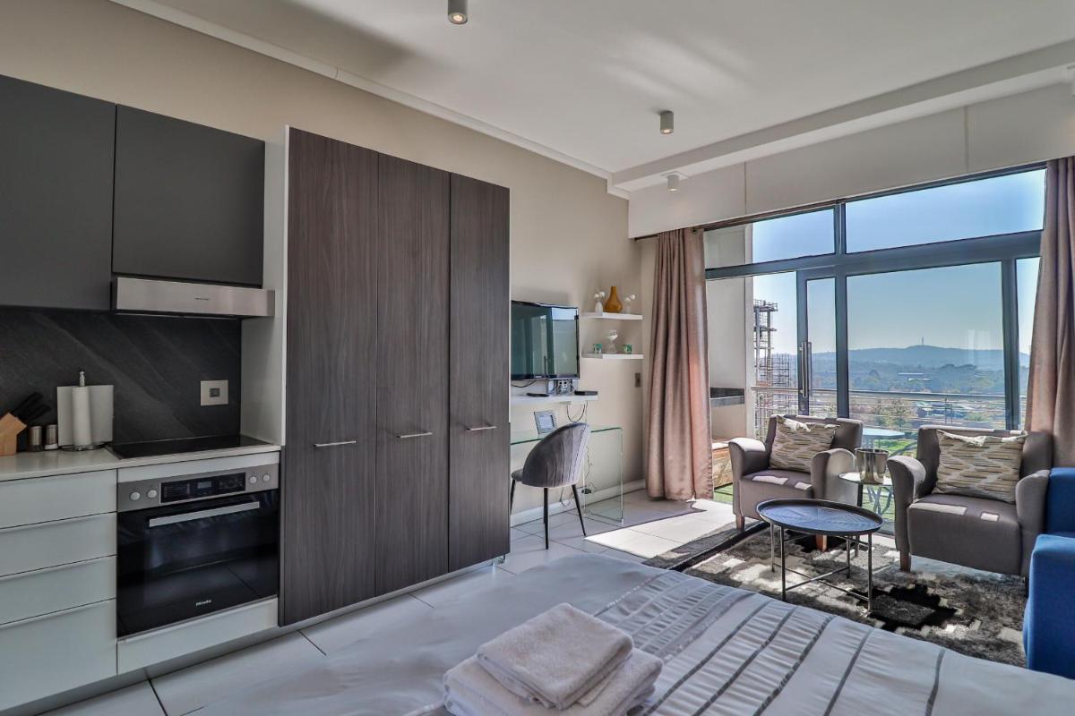 301 Menlyn Maine Trilogy Apartment - Housity