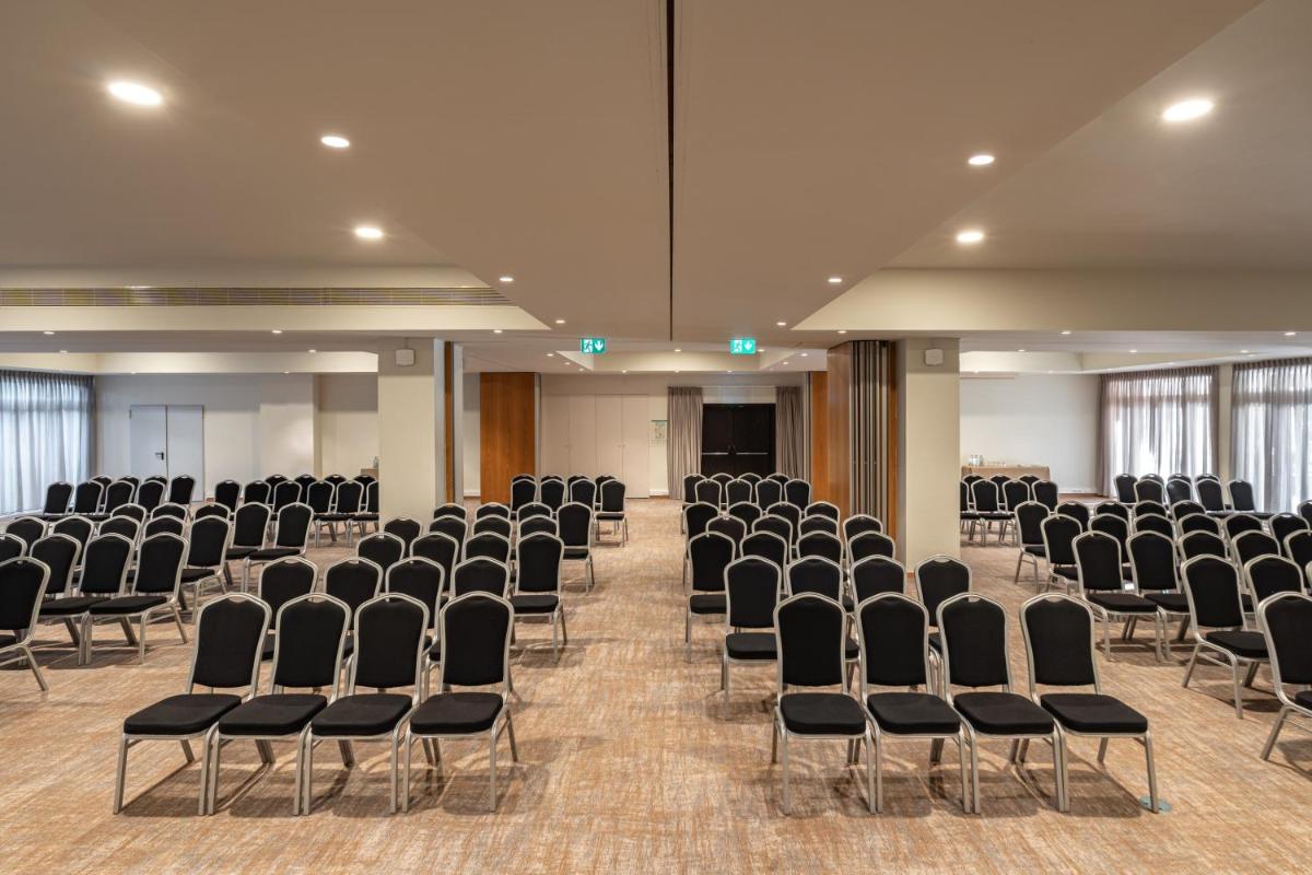 A área empresarial e/ ou a sala de conferências de Onyria Quinta da Marinha Hotel
