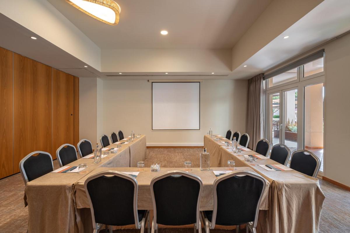 A área empresarial e/ ou a sala de conferências de Onyria Quinta da Marinha Hotel