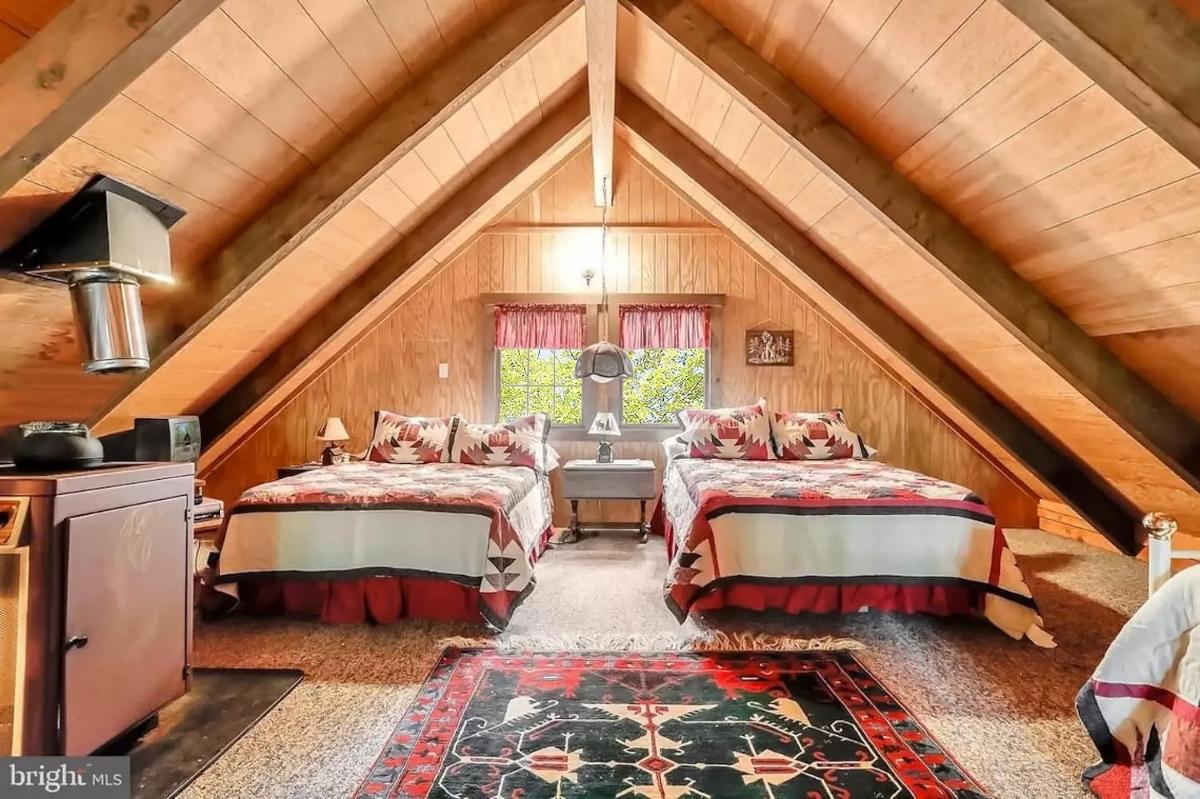 Log Cabin w Loft, Hot Tub, Deck, Fire Pit, & WiFi - Housity