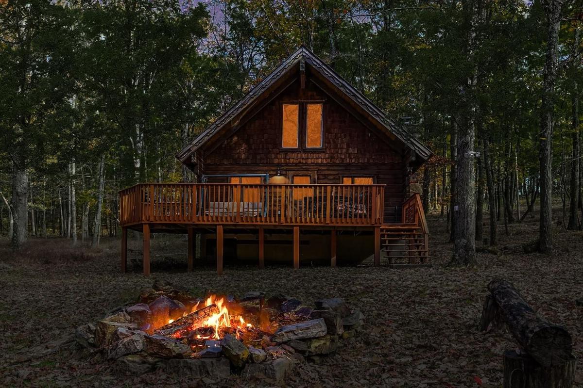 Log Cabin w Loft, Hot Tub, Deck, Fire Pit, & WiFi - Housity