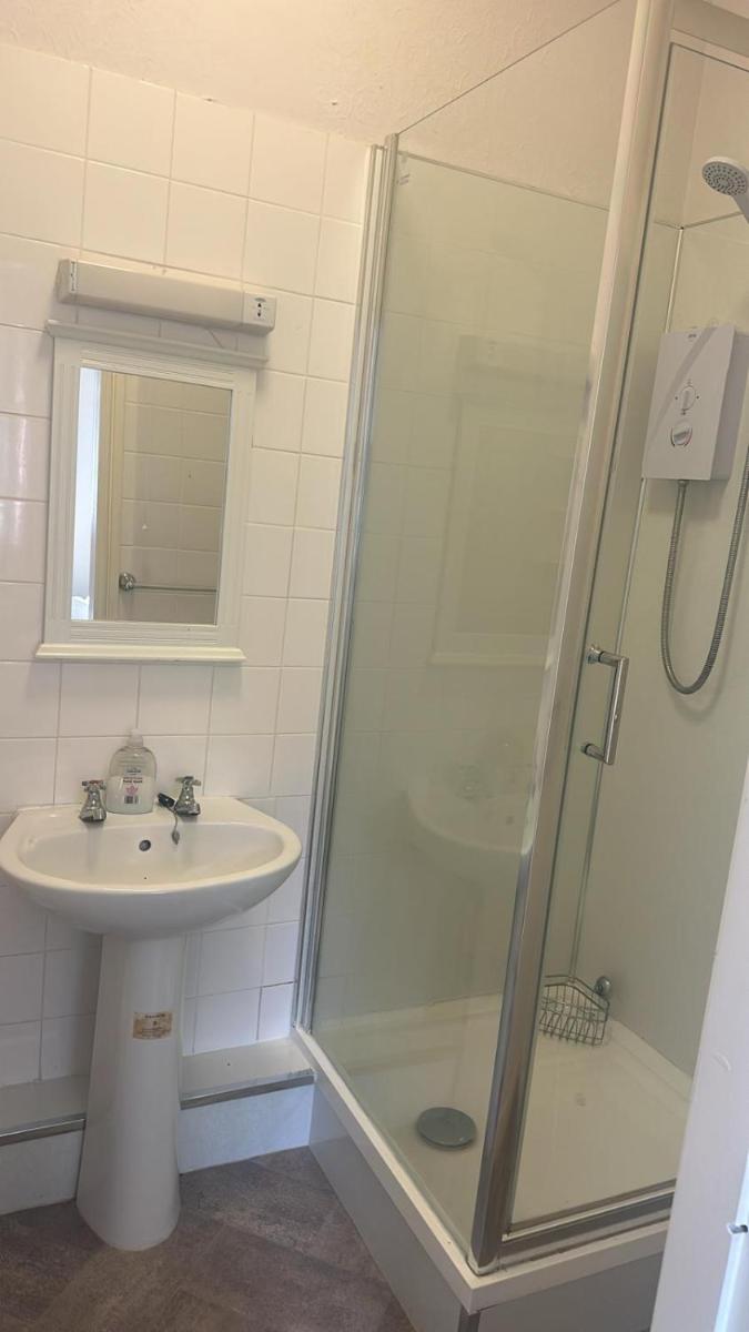 The Saddle Inn - Housity