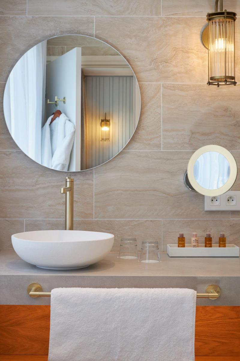 Salle de bains dans l'établissement Castel Clara Thalasso & Spa