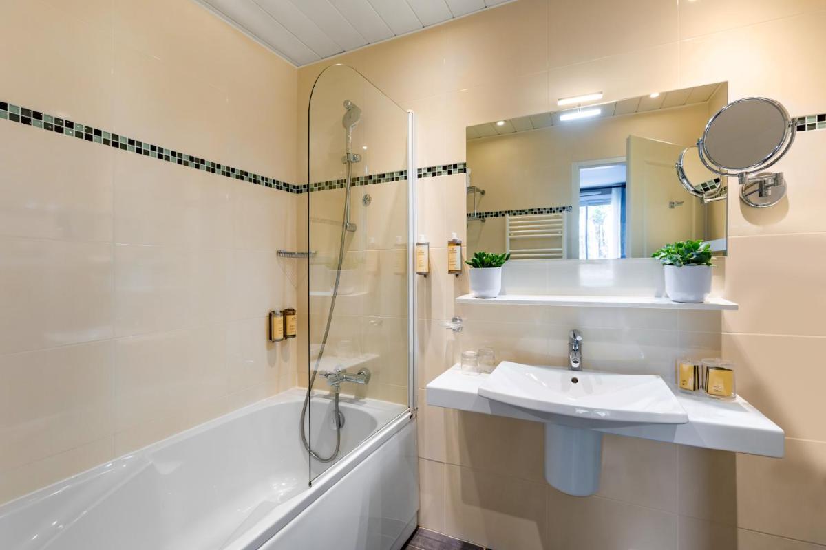 Salle de bains dans l'établissement Castel Clara Thalasso & Spa