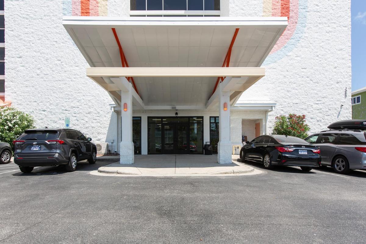 Golden Sands Oceanfront Hotel - Housity