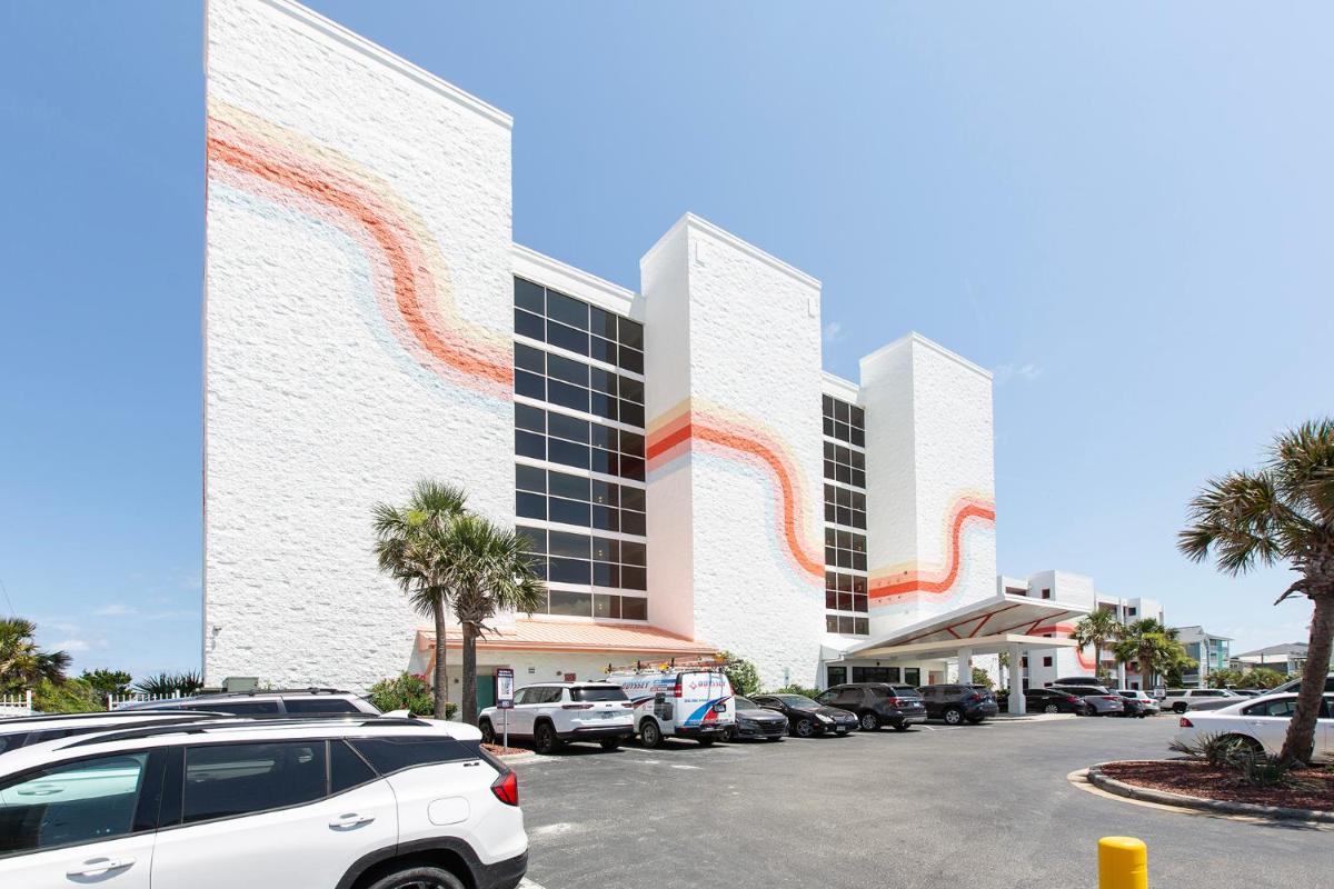 Golden Sands Oceanfront Hotel - Housity