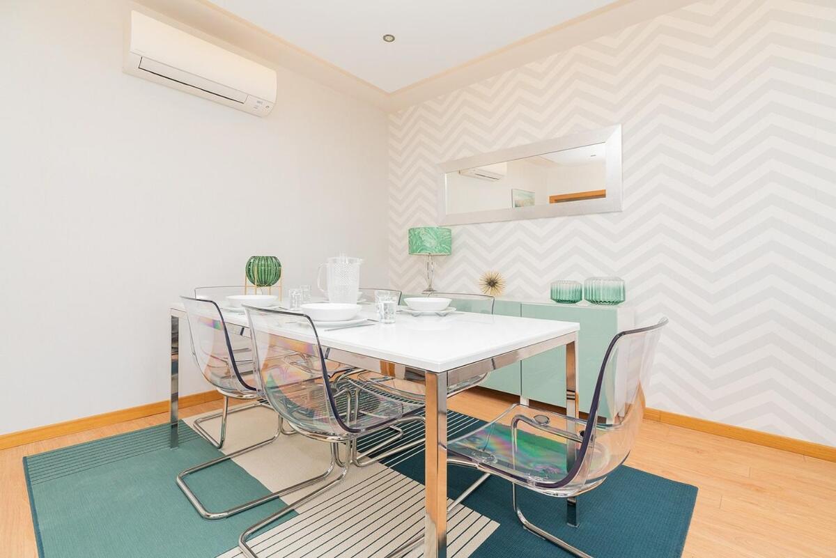 Modern Deco Apartment with Balcony - Housity