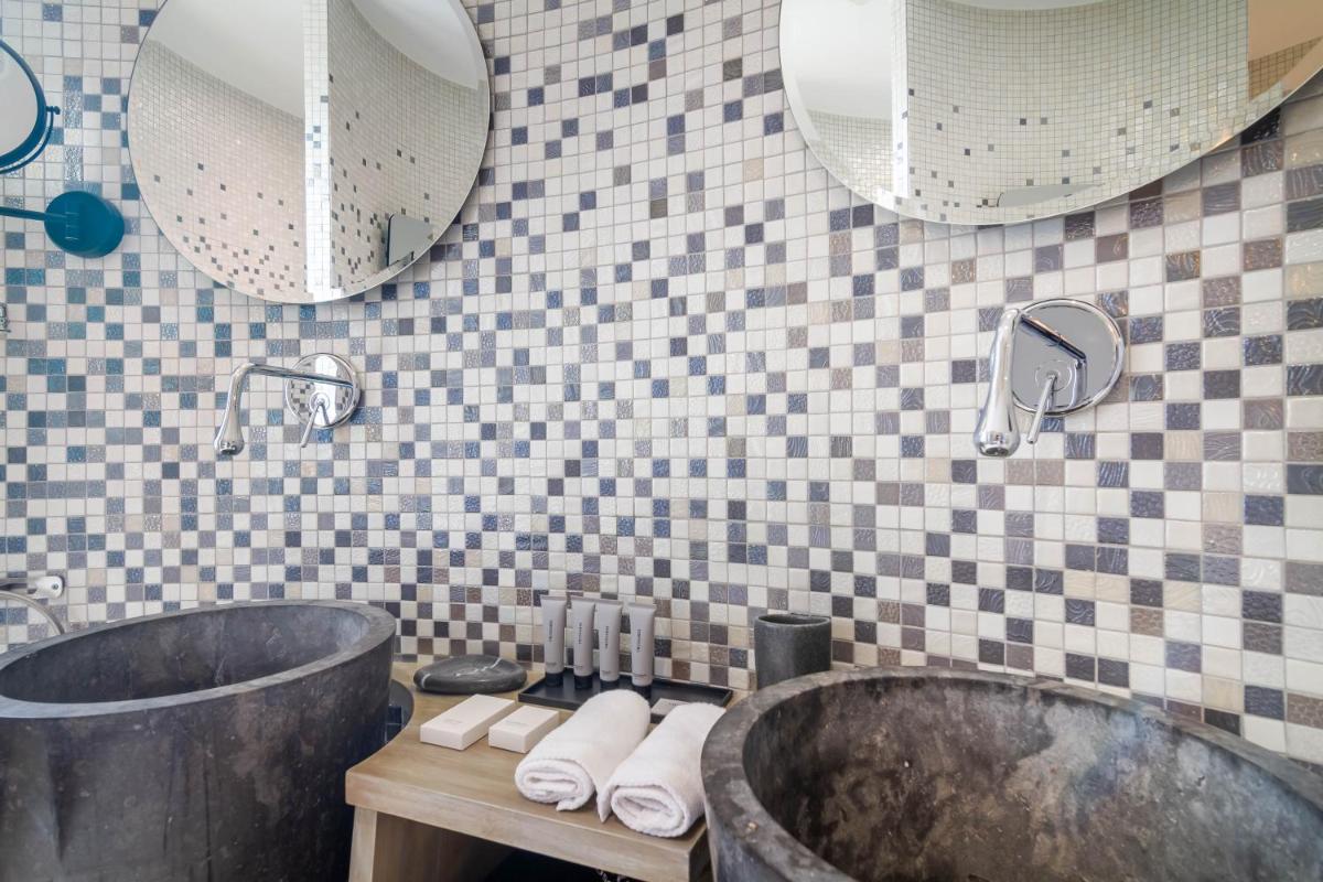 Salle de bains dans l'établissement Château de Maraval