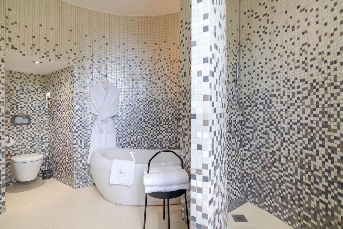 Salle de bains dans l'établissement Château de Maraval