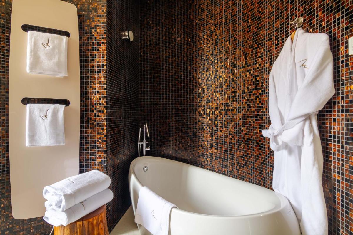 Salle de bains dans l'établissement Château de Maraval