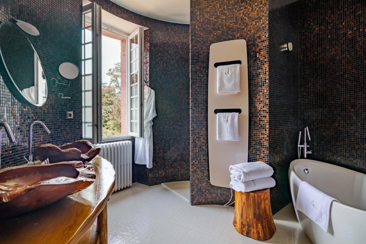 une salle de bains avec une grande baignoire et un lavabo dans l'établissement Château de Maraval, à Cénac-et-Saint-Julien