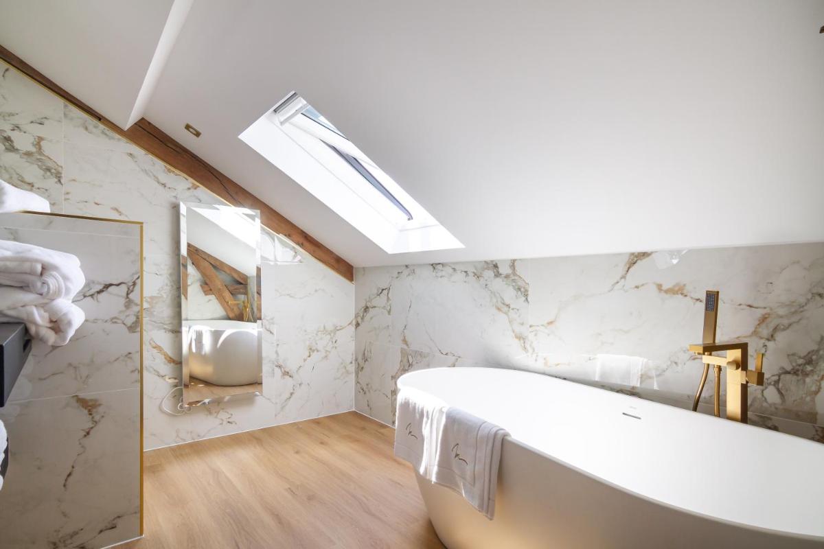 Salle de bains dans l'établissement Château de Maraval
