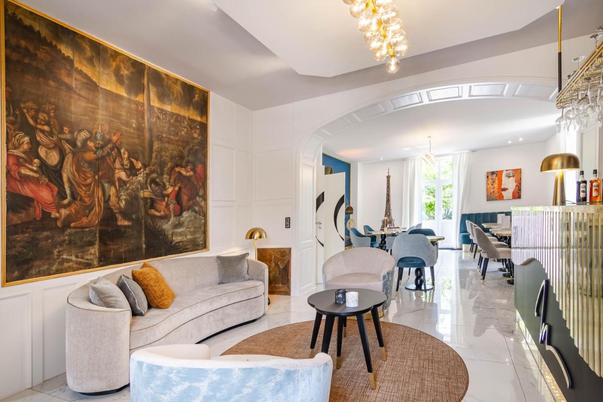 un salon avec un grand tableau au mur dans l'établissement Château de Maraval, à Cénac-et-Saint-Julien