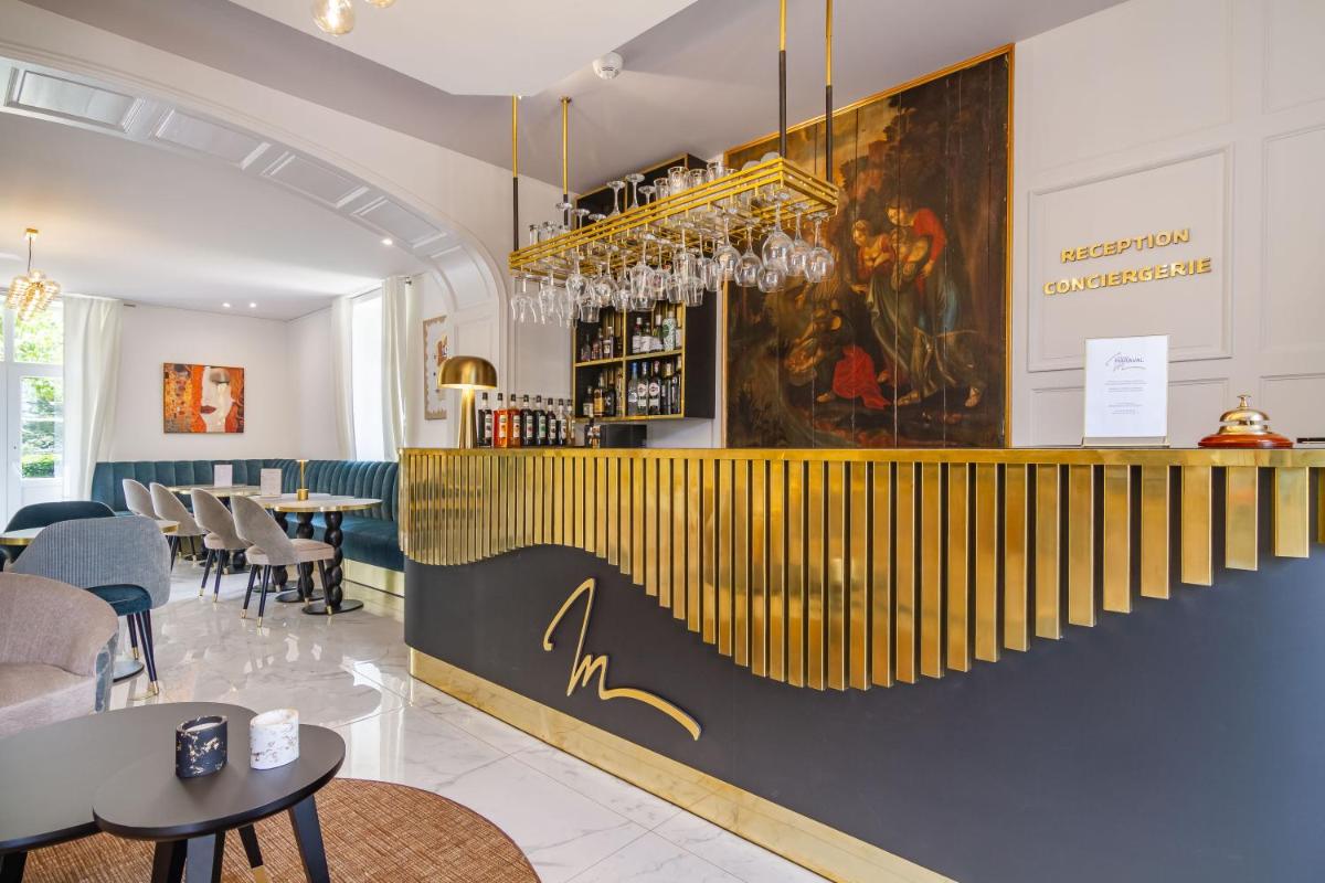 un restaurant avec un bar et un grand tableau accroché au mur dans l'établissement Château de Maraval, à Cénac-et-Saint-Julien