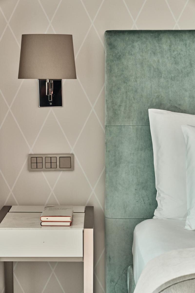 Ein Bett oder Betten in einem Zimmer der Unterkunft The Fontenay Hamburg