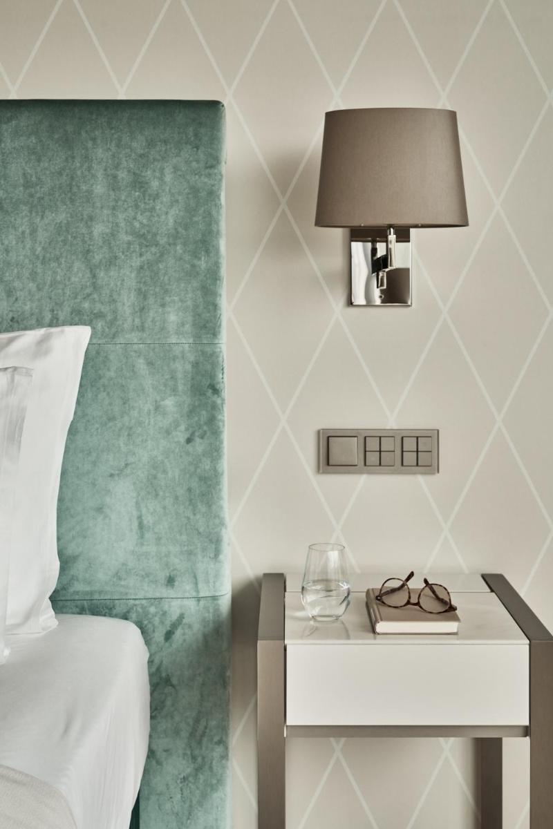 Ein Bett oder Betten in einem Zimmer der Unterkunft The Fontenay Hamburg