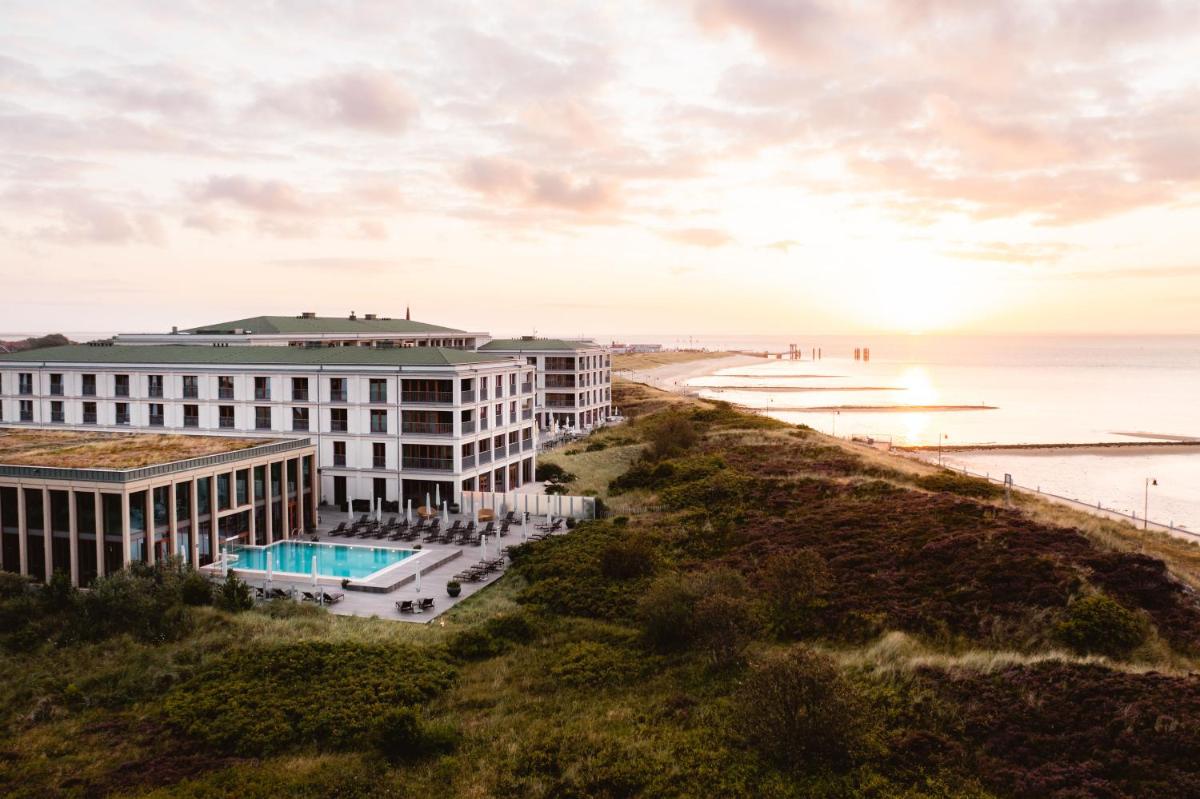 ein Hotel mit Blick auf den Strand in der Unterkunft A-ROSA Sylt in List