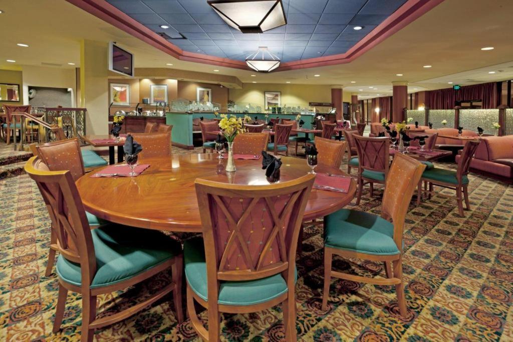 Radisson Hotel Austin - University - Housity