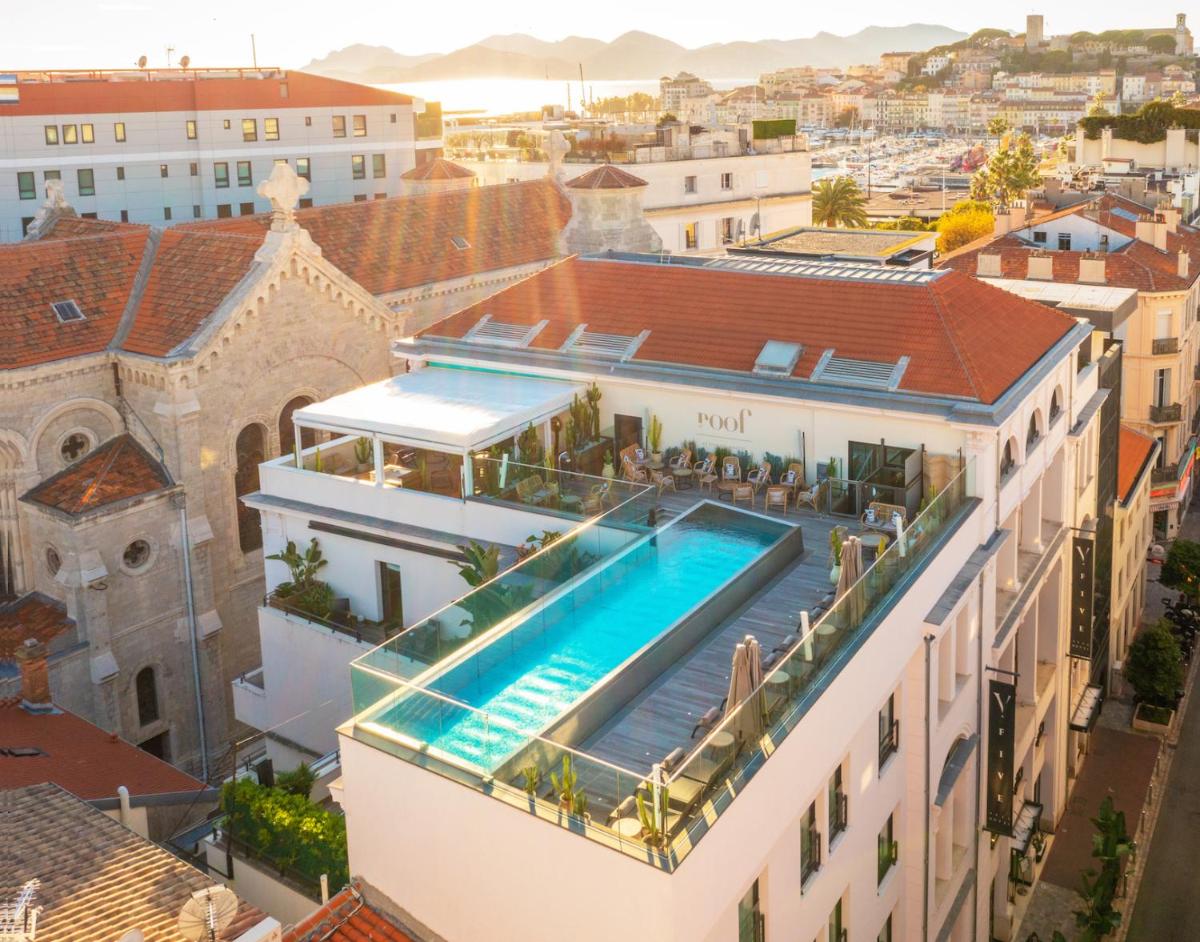 une vue aérienne d'un immeuble avec piscine dans l'établissement Five Seas Cannes, a Member of Design Hotels™, à Cannes