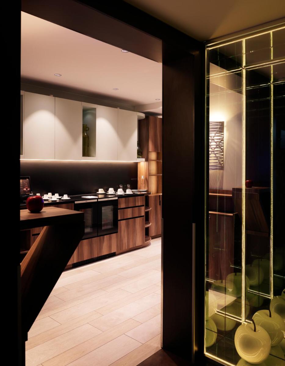 Cette chambre dispose d'une cuisine avec une porte en verre. dans l'établissement Hotel Eden, à Paris 52 autres photos