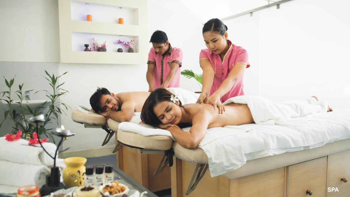 a group of people in a massage room at Hotel Clarks Shiraz in Agra