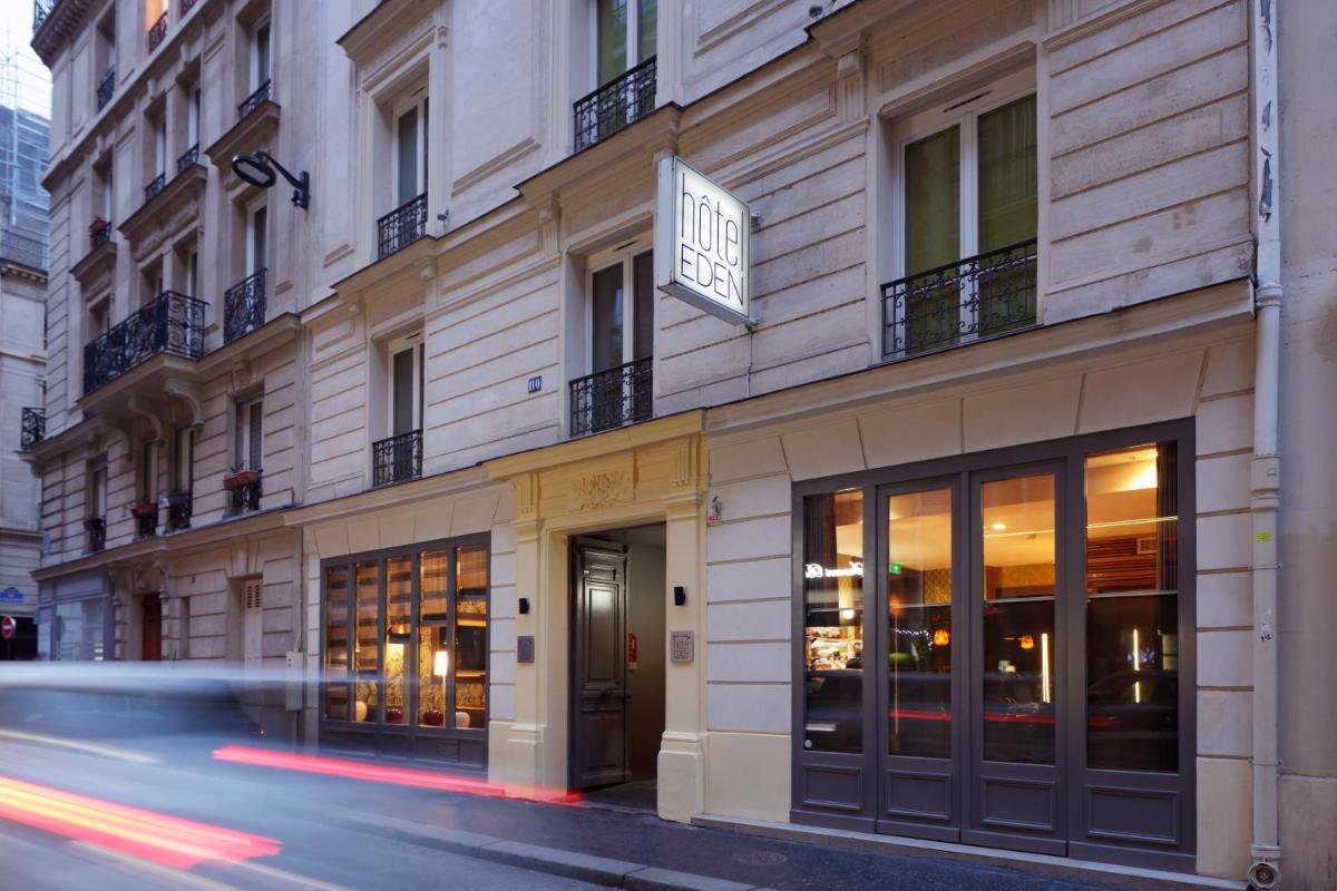 un bâtiment au bord d'une rue dans l'établissement Hotel Eden, à Paris